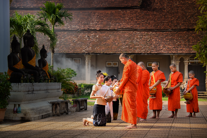 เที่ยวหลวงพระบาง ตักบาตรข้าวเหนียว