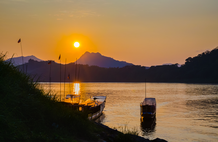 เที่ยวหลวงพระบาง ล่องเรือแม่น้ำโขง ชมพระอาทิตย์ตก