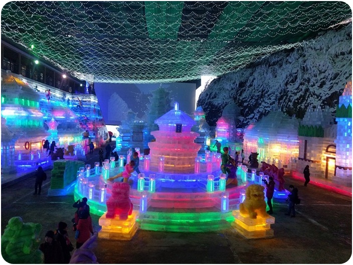 เทศกาลโคมไฟน้ำแข็งหลงชิ่งเสีย (Longqingxia Ice Lamps Artistic Festival)