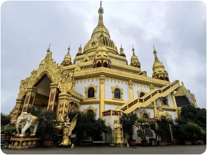 เจดีย์เงิน(Menghuan Silver Pagoda) และ เจดีย์ทอง(Menghuan Golden Pagoda)