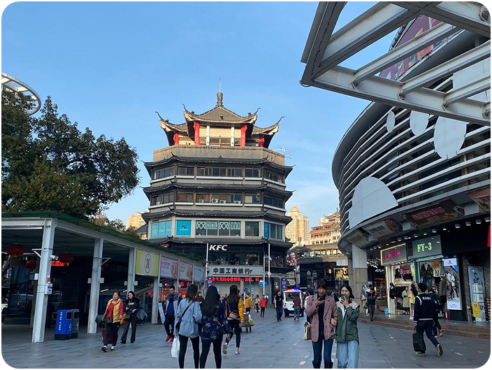 ตลาดตงเหมิน (Dongmen Pedestrian Street)