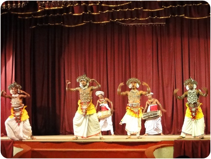 โชว์พื้นเมืองแคนดี้ (Kandyan Dance)