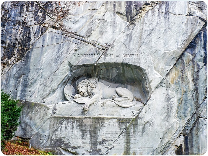 รูปแกะสลักสิงโตบนหน้าผาหิน (Lion of Lucerne)